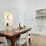 Guesthost - Oriens 24 - Comfy & Roomy Apartment Bari